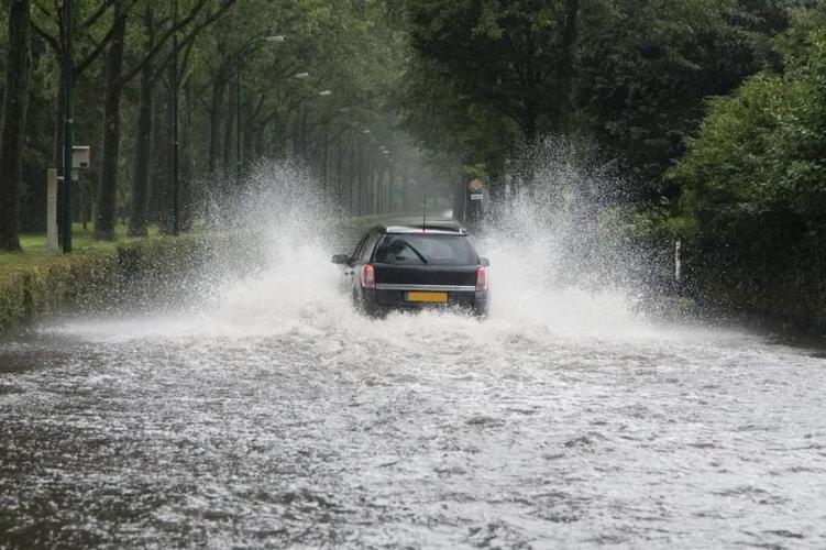 汽車在水中行駛該采取哪些措施？