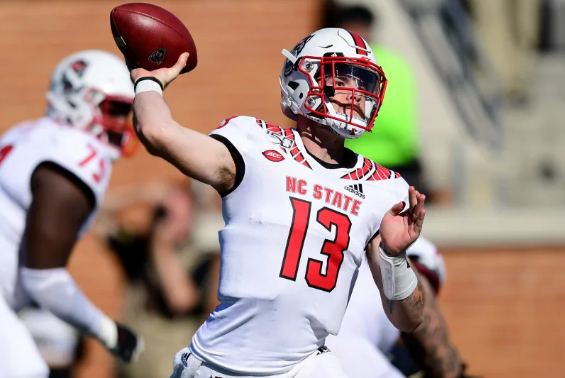 NC State QB Devin Leary 將因胸肌撕裂缺席 2022 賽季剩余時間