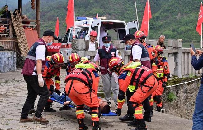 悲?。V西14人超載車輛翻下懸崖，11人遇難，現(xiàn)場驚現(xiàn)境外偷渡人員