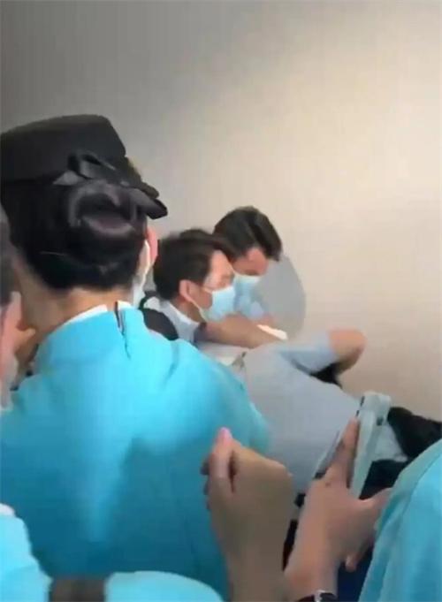 廈門航空乘務(wù)員被飛行員現(xiàn)行偷拍女廁所事件曝光，客服表示正在核實(shí)