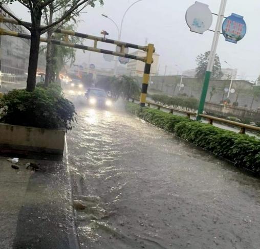 桂林市突降大雨，多路段積水，小學(xué)和幼兒園停課半天