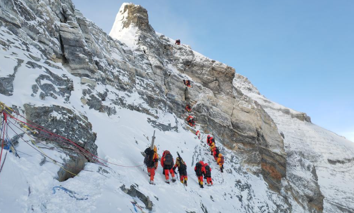 巔峰征程：中國珠峰科考登山隊員勇攀新高，再創(chuàng)輝煌