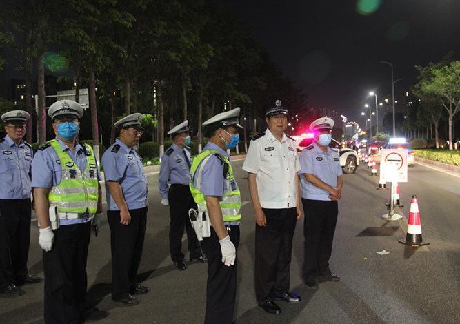 六安交警支隊(duì)民警急送考生家長(zhǎng)回家取考試用具