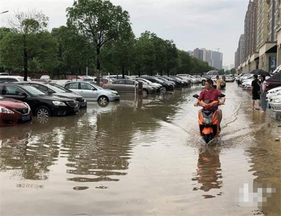 驚險(xiǎn)！東莞暴雨中外賣小哥摔倒被水沖走，眾人合力營(yíng)救引發(fā)熱議