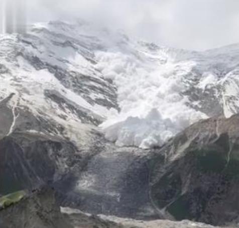 壯麗景象！游客在新疆旅游目睹雪崩，驚聲尖叫