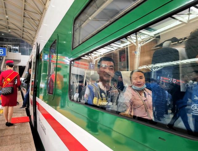 動(dòng)車組駛上青藏線——青藏鐵路西格段動(dòng)車組投入運(yùn)營首日見聞