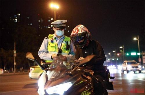 北京高溫天氣下，“飆車(chē)炸街”行為受到整治