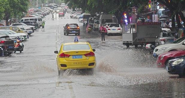 重慶遭遇強(qiáng)降雨，市民共渡雨水難關(guān)，交通受阻局部地區(qū)面臨地質(zhì)災(zāi)害風(fēng)險(xiǎn)