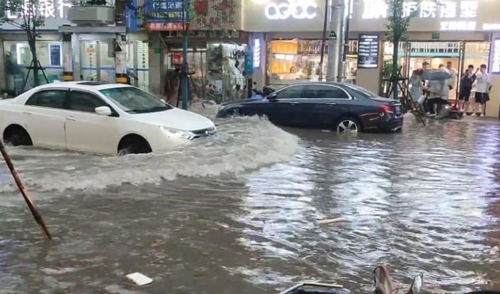 上海特大暴雨下的罕見(jiàn)景象：高架橋成為“高架河”車流奇觀