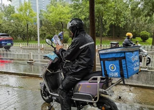 臺風“杜蘇芮”襲擊北京，特大暴雨引發(fā)水患，陸軍直升機緊急空投救援物資