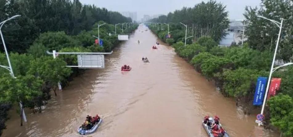 涿州救援見聞：“從未想過，有一天會(huì)在這條路上坐船”