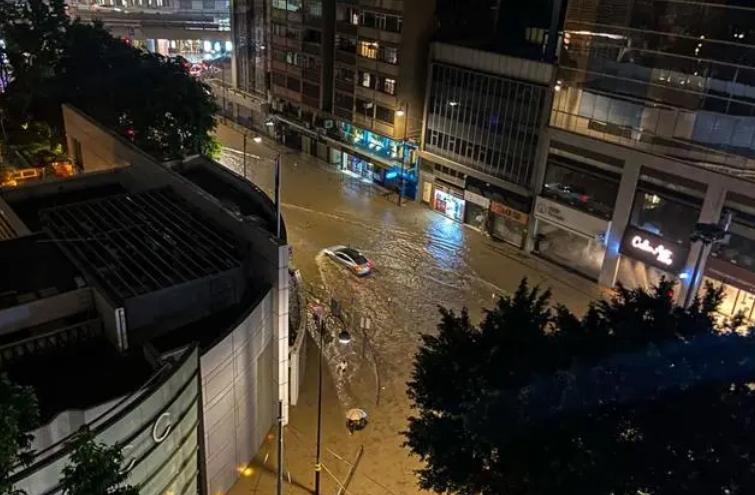 香港海葵殘余暴雨席卷，市民堅(jiān)韌抗洪