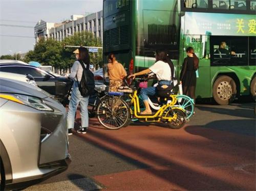 成都出租司機(jī)圍堵共享電單車 交通局回應(yīng)正在處理中