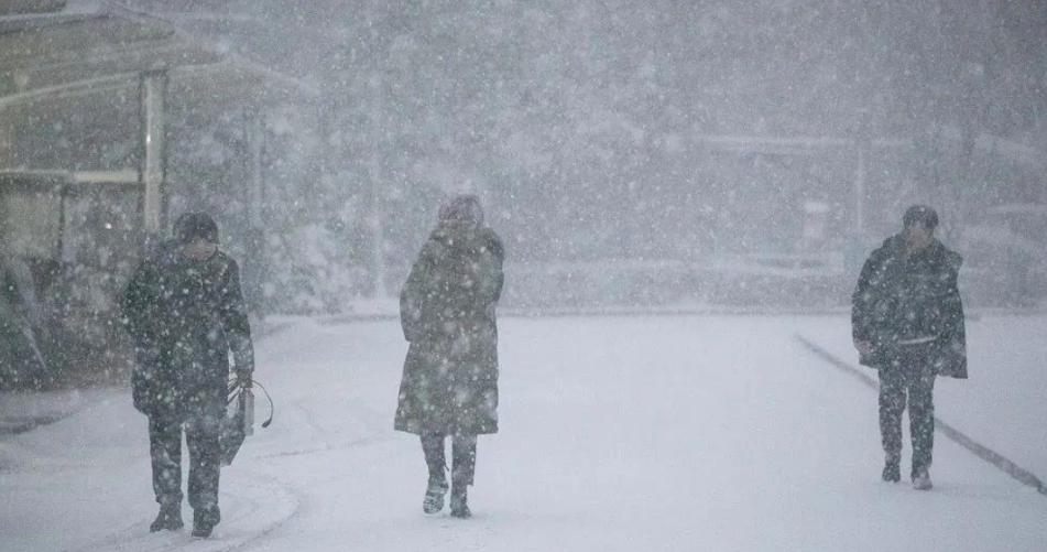 中央氣象臺發(fā)布多地天氣預(yù)警，凍雨和暴雪齊襲，年底雨雪持續(xù)關(guān)注