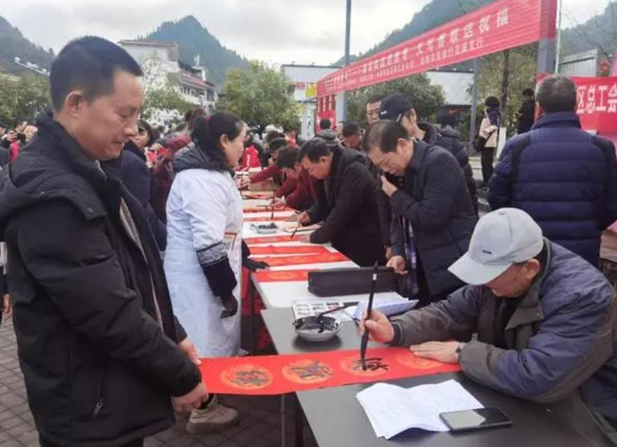 用筆墨書香送祝福，共建愛滿社區(qū)福滿家