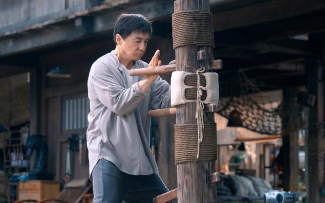 成龍69歲春晚展拳，氣貫長虹揮灑中華力量