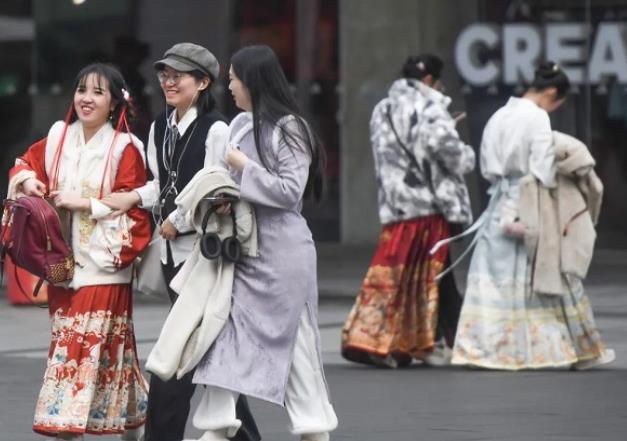 400名大學(xué)生回曹縣小鎮(zhèn)賣(mài)馬面裙，有的店一天賣(mài)2000件