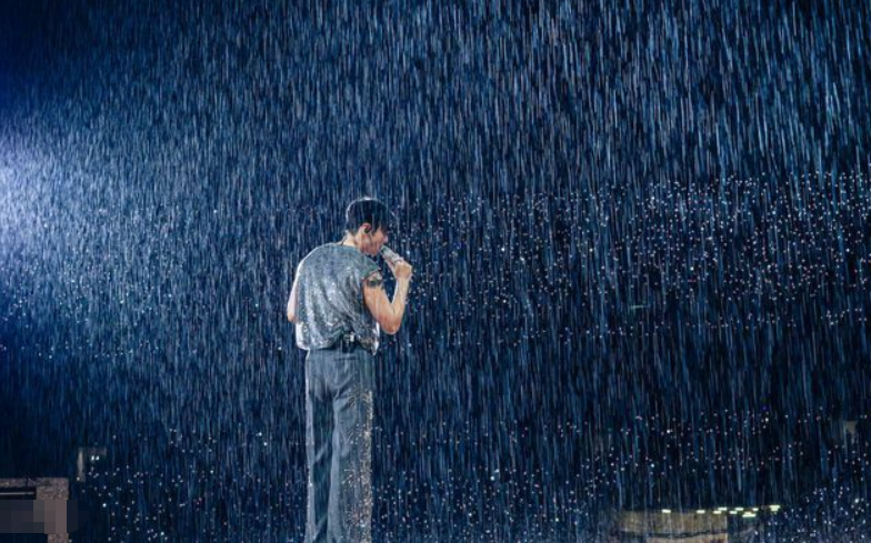 雨中演唱會：李榮浩與粉絲共度浪漫時(shí)光